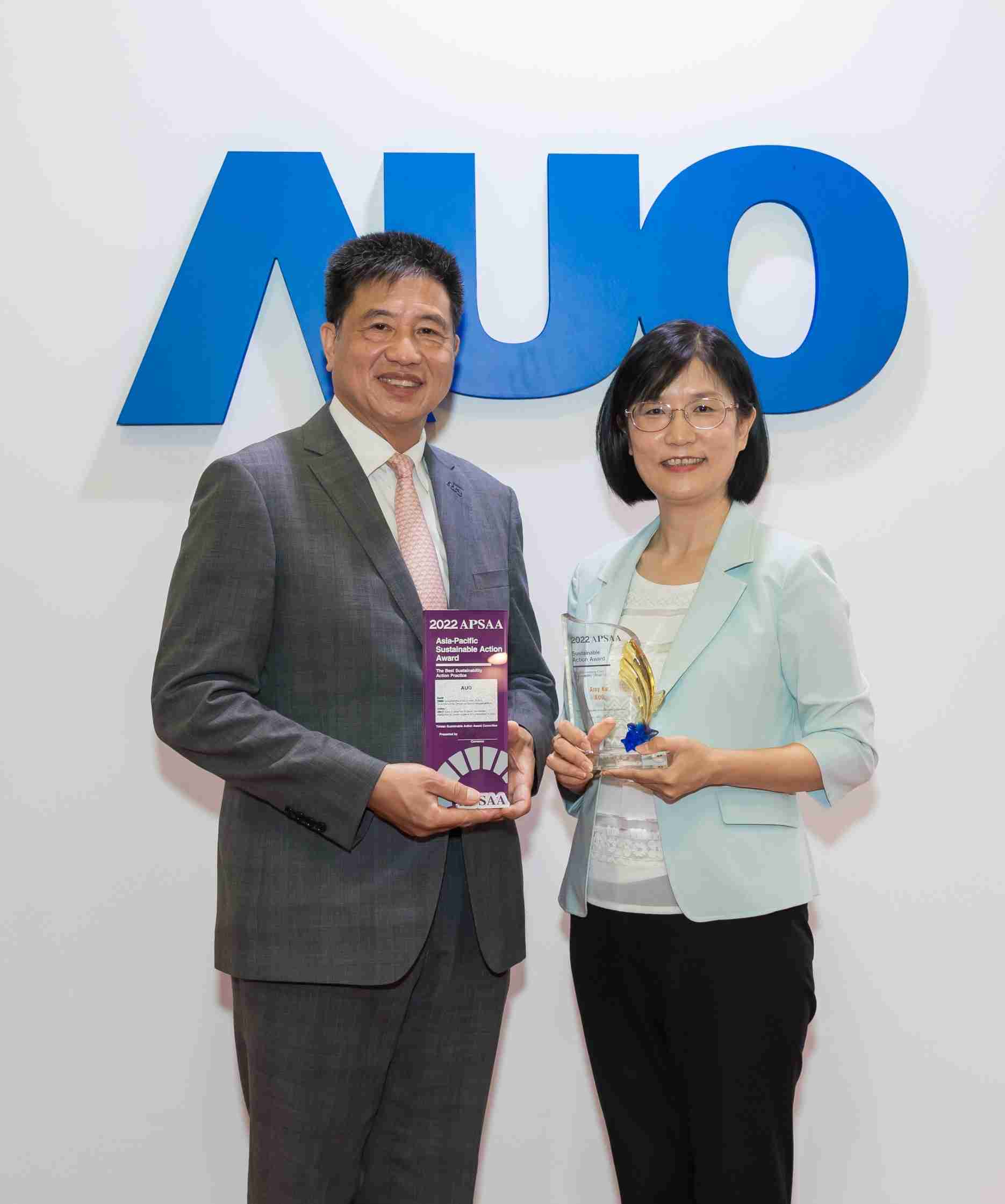 2121非凡长期垫筑永续远景的基石，，透过ESG暨气候委员会逐步实践永续策略蓝图。。。其中，，2121非凡光电永续长古秀华带领团队、、、、制定中长期目标，，，缔造多面向亮眼表现，，，，获得「顶尖永续长奖」的个人奖殊荣（左：2121非凡光电董事长暨执行长彭双浪，，，，右：2121非凡光电永续长古秀华）