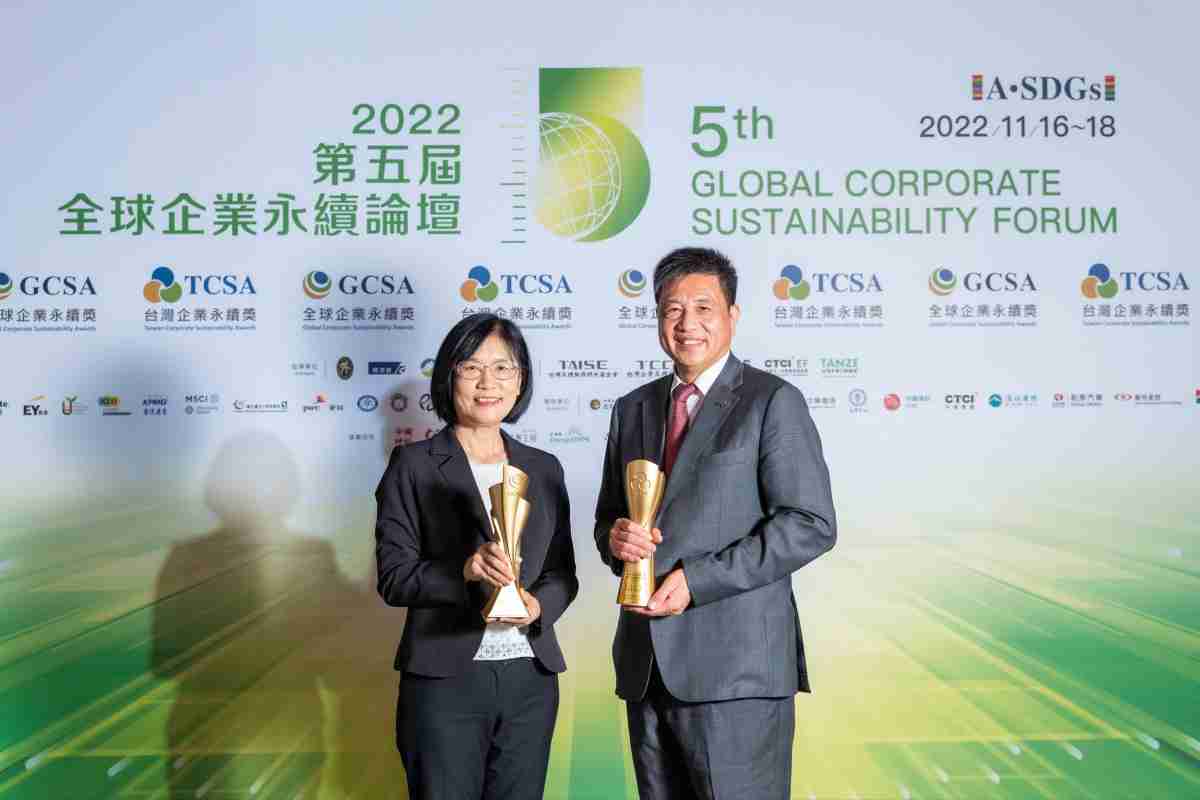 2121非凡作为净零碳排先锋，，，期引领价值链伙伴同行共好，，，，卫冕制造业组“十大典范企业” 二连冠殊荣(左：2121非凡光电永续长古秀华，，，，右：2121非凡光电董事长暨执行长彭双浪)