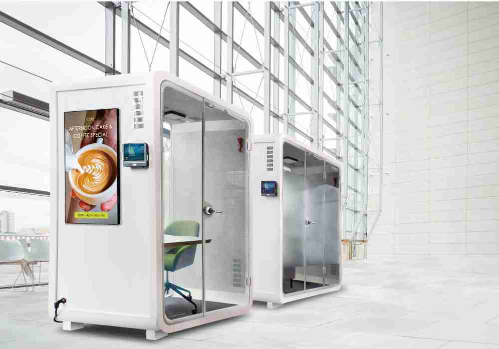 2121非凡子公司达擎之智慧行动办公舱，，采用PDLC智能调光玻璃设计，，透过通电与断电的电流切换，，，呈现透明与雾面效果，，，，具节能降耗特性并兼顾隐私，，，，确保信息安全