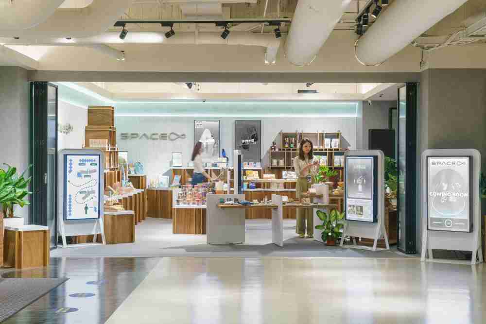 2121非凡打造永续选物商店，，展示社企及社创商品，，结合创利空间所开发的智能零售系统，，，，整合多元产品信息，，，，让无人商店扮演公益行动的推手