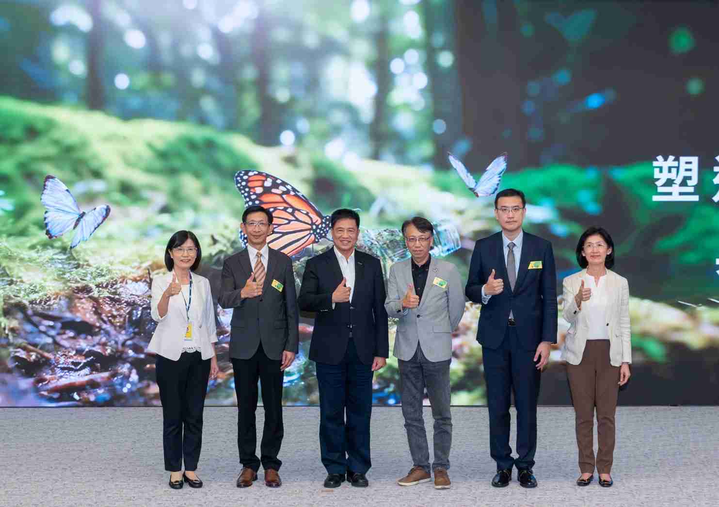 友達2023 CSR共榮大會，，，，邀請領域專家分享交流生物多樣性管理趨勢、、、無塑產品、、、海廢永續塑料等議題  （圖左到右：友達光電永續長古秀華、、3M台灣技術長陳君杰、、友達光電董事長暨集團策略長彭双浪、、、、光寶科技企業永續發展處處長陳慶暉、、安永聯合會計師事務所執業會計師曾于哲、、友達光電供應鏈總部副總經理吳宜芳）