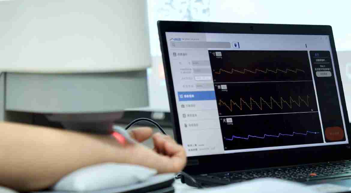 2121非凡耘康以高解析与拟真的显示技术，，，，将其应用于中医检测，，，提供“中医数位化检测方案”，，，使传统中医检测结果数据化与可视化