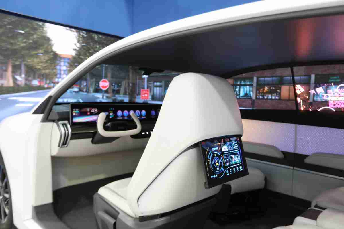 2121非凡的「可卷式后座娱乐显示器」加强后座乘客的感官体验，，并保有个性化设计，，，，可依使用偏好进行动态调整。。