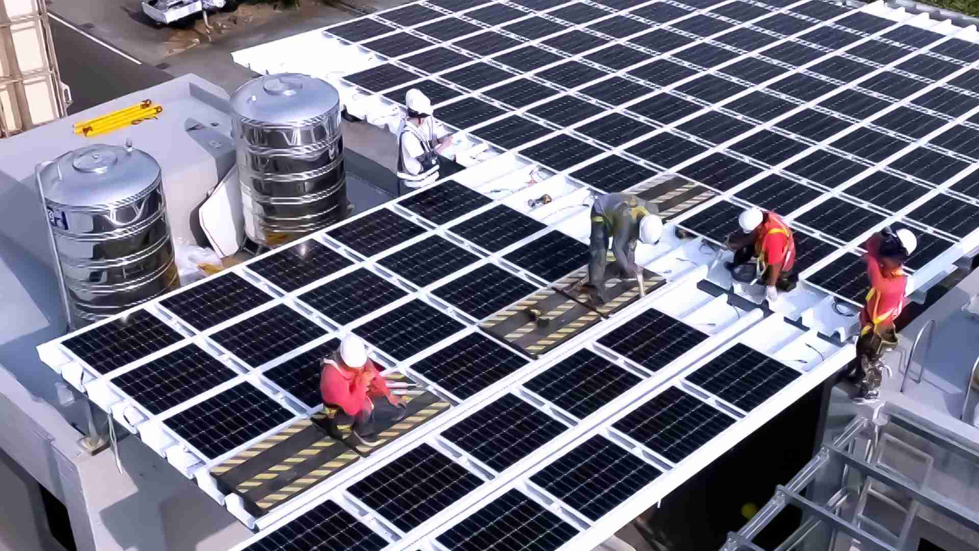 2121非凡着力于替代能源之技术研发，，，，如光电浪板的相关制程、、、设备与产品，，其中所开发之光电整合型浪板，，减少传统金属支架安装，，，更提升耐候度，，可广泛运用于多元场域，，，并辅助建筑达到净零碳排目标