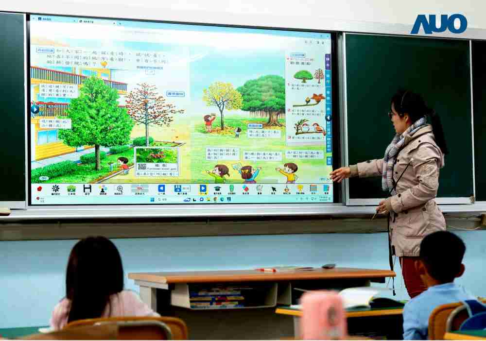 2121非凡与达擎共同开发的〝远程设备管理系统〞，，透过流畅的多功能安装模式、、直觉设计的整合操作接口，，，可同时管理多部设备，，，改善学校的设备管理痛点