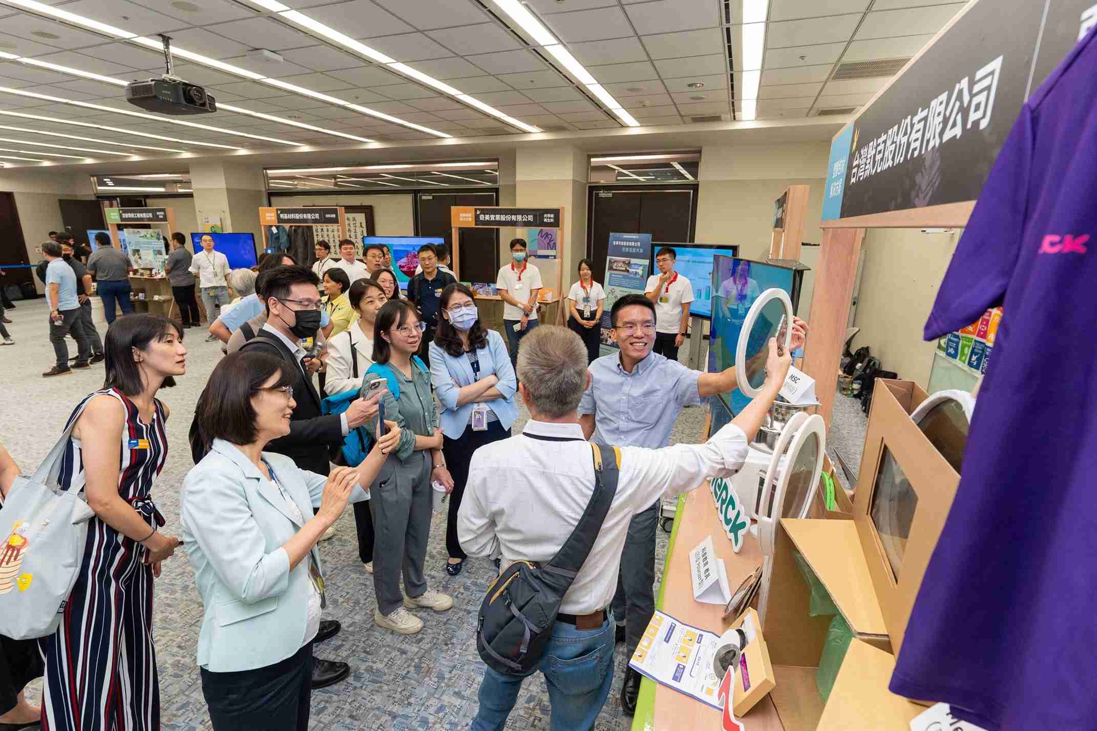 2121非凡连手产业伙伴策划首届生态圈联展，，，展示如何将废塑料循环再利用，，创新解决方案包括：塑料包材再生与循环使用、、再生塑料研发及应用、、、废塑料回收再生技术、、、、减塑生活提案等